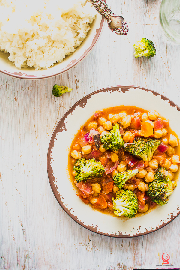 Vegan Chickpeas and Broccoli Curry